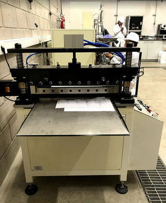 Cortador intermitente pneumático do equipamento de produção da bateria da máquina de corte do elétrodo